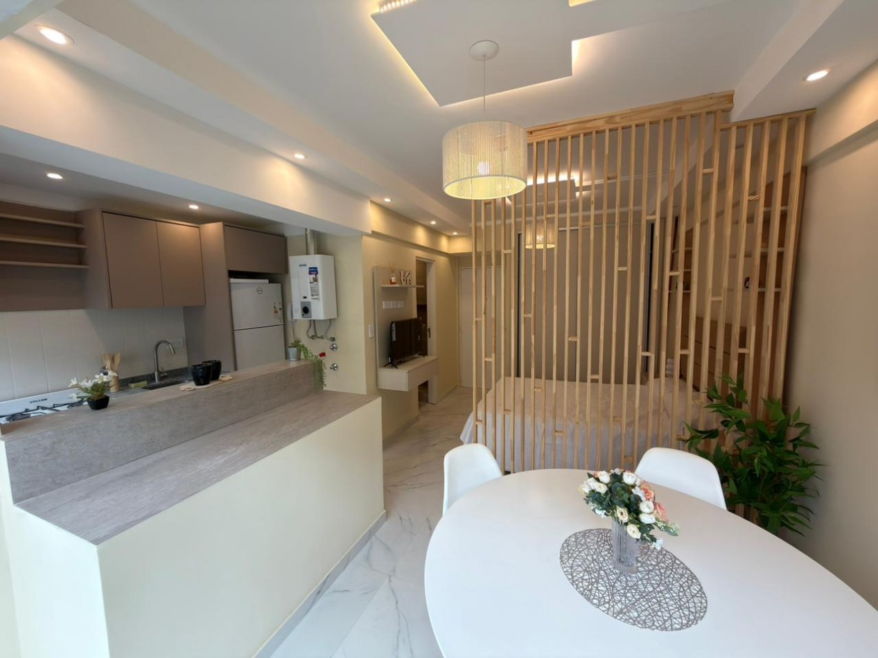 Departamento un ambiente a la calle con balcion saliente. Reciclado y amoblado.