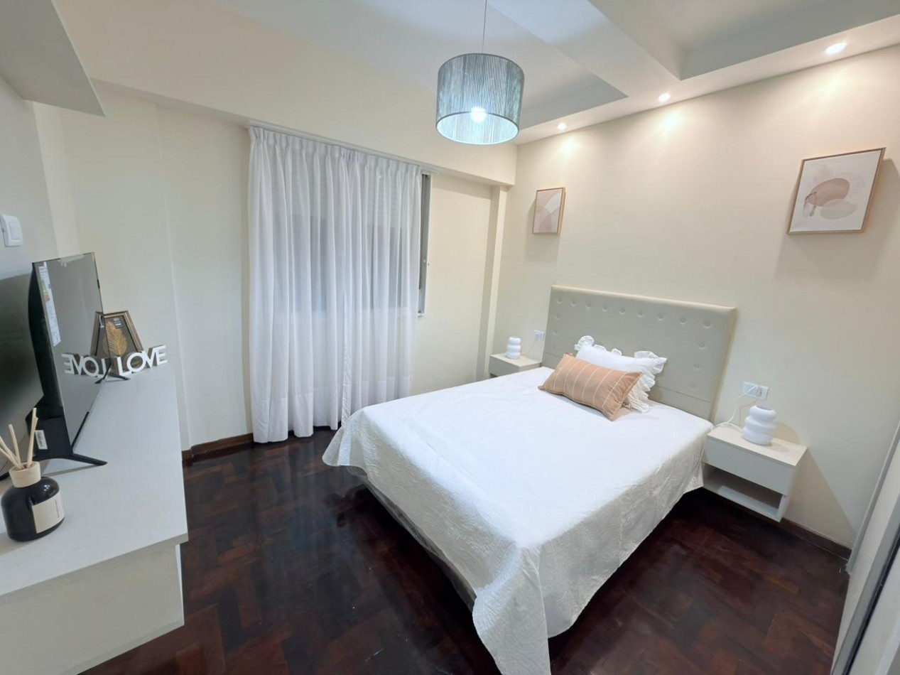 Departamento dos ambientes a la calle con balcon saliente. Reciclado y amoblado. Aldrey