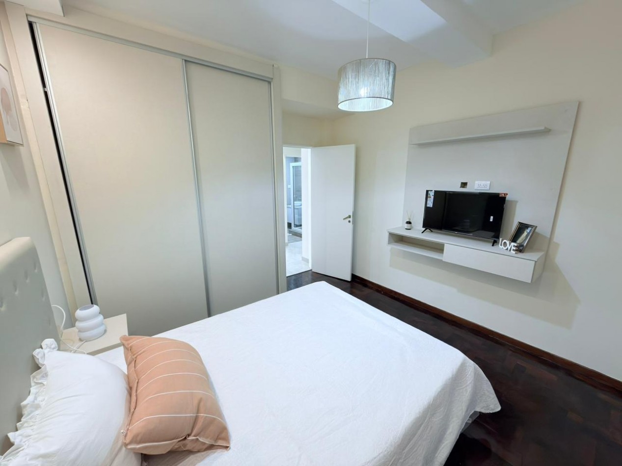 Departamento dos ambientes a la calle con balcon saliente. Reciclado y amoblado. Aldrey