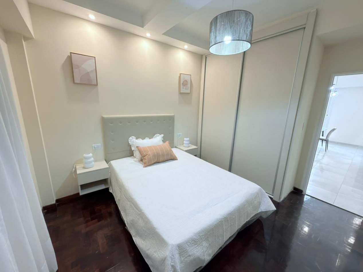 Departamento dos ambientes a la calle con balcon saliente. Reciclado y amoblado. Aldrey