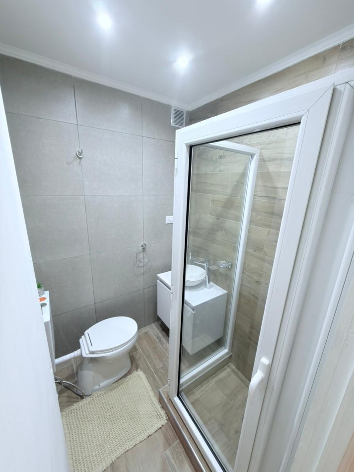 Departamento dos ambientes a la calle con balcon saliente. Reciclado y amoblado. Aldrey