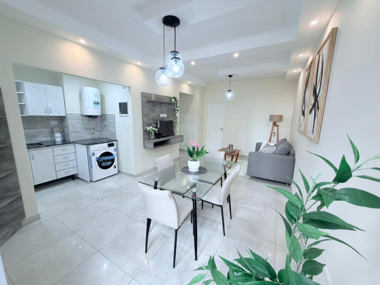 Departamento dos ambientes a la calle con balcon saliente. Reciclado y amoblado. Aldrey