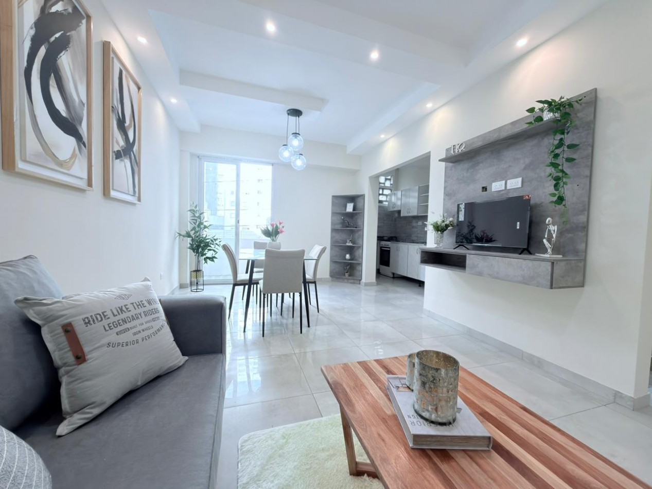 Departamento dos ambientes a la calle con balcon saliente. Reciclado y amoblado. Aldrey