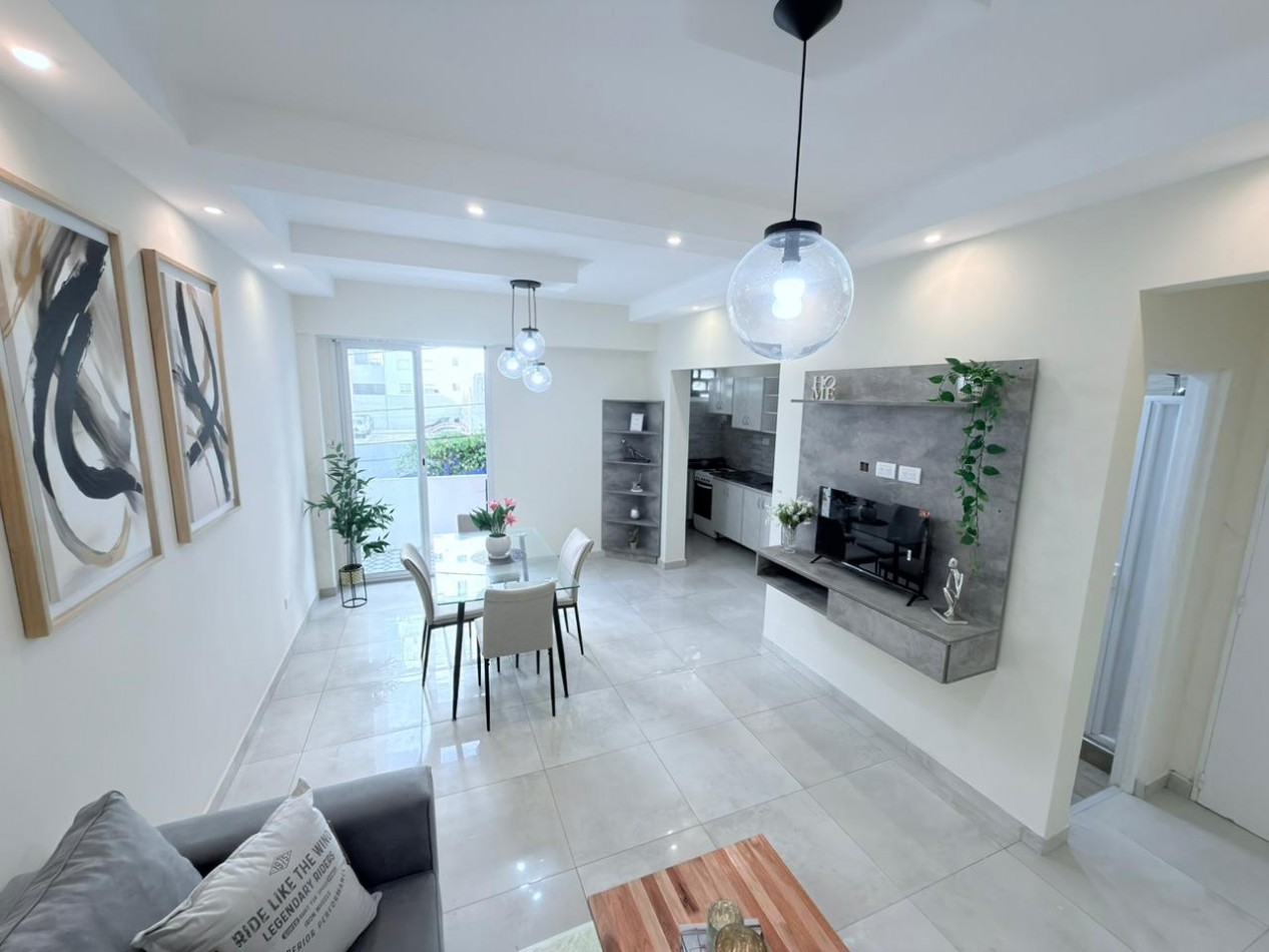 Departamento dos ambientes a la calle con balcon saliente. Reciclado y amoblado. Aldrey