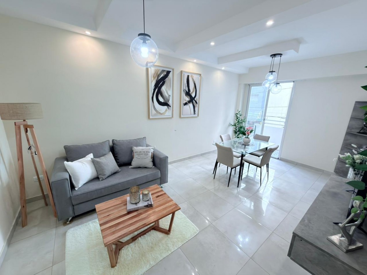 Departamento dos ambientes a la calle con balcon saliente. Reciclado y amoblado. Aldrey