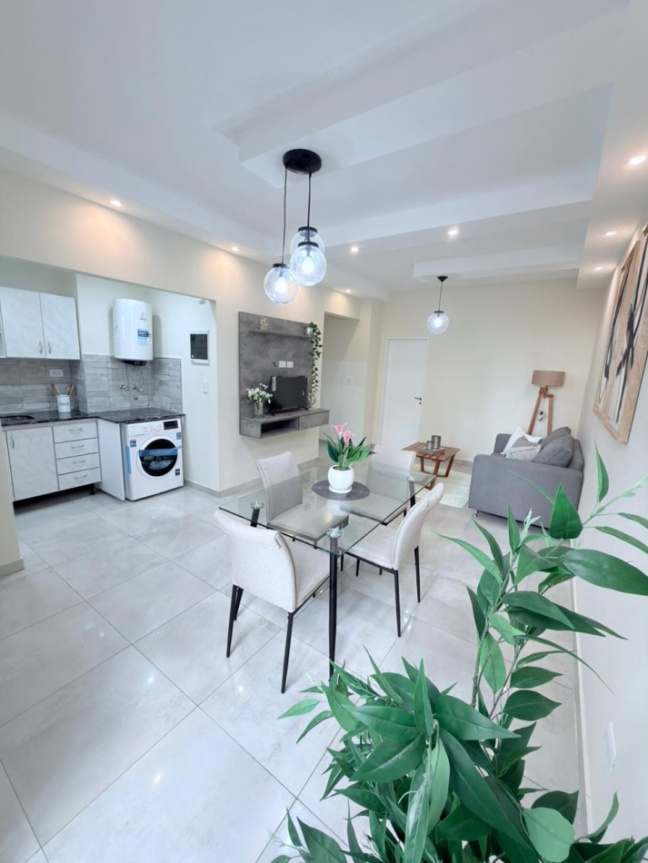 Departamento dos ambientes a la calle con balcon saliente. Reciclado y amoblado. Aldrey