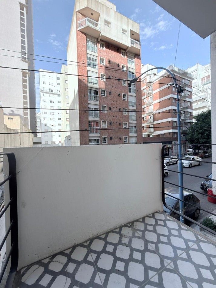 Departamento dos ambientes a la calle con balcon saliente. Reciclado y amoblado. Aldrey