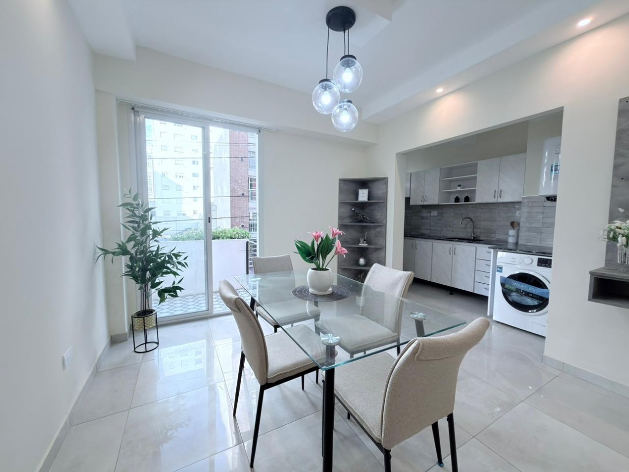 Departamento dos ambientes a la calle con balcon saliente. Reciclado y amoblado. Aldrey