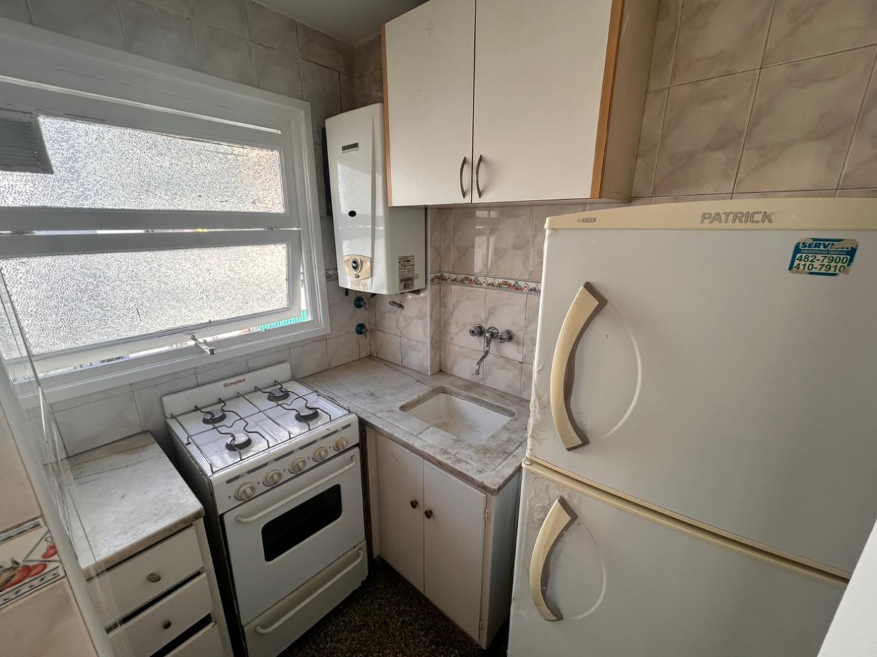 Departamento un ambiente a la calle con balcon salinte. Estado original. Zona: Centro