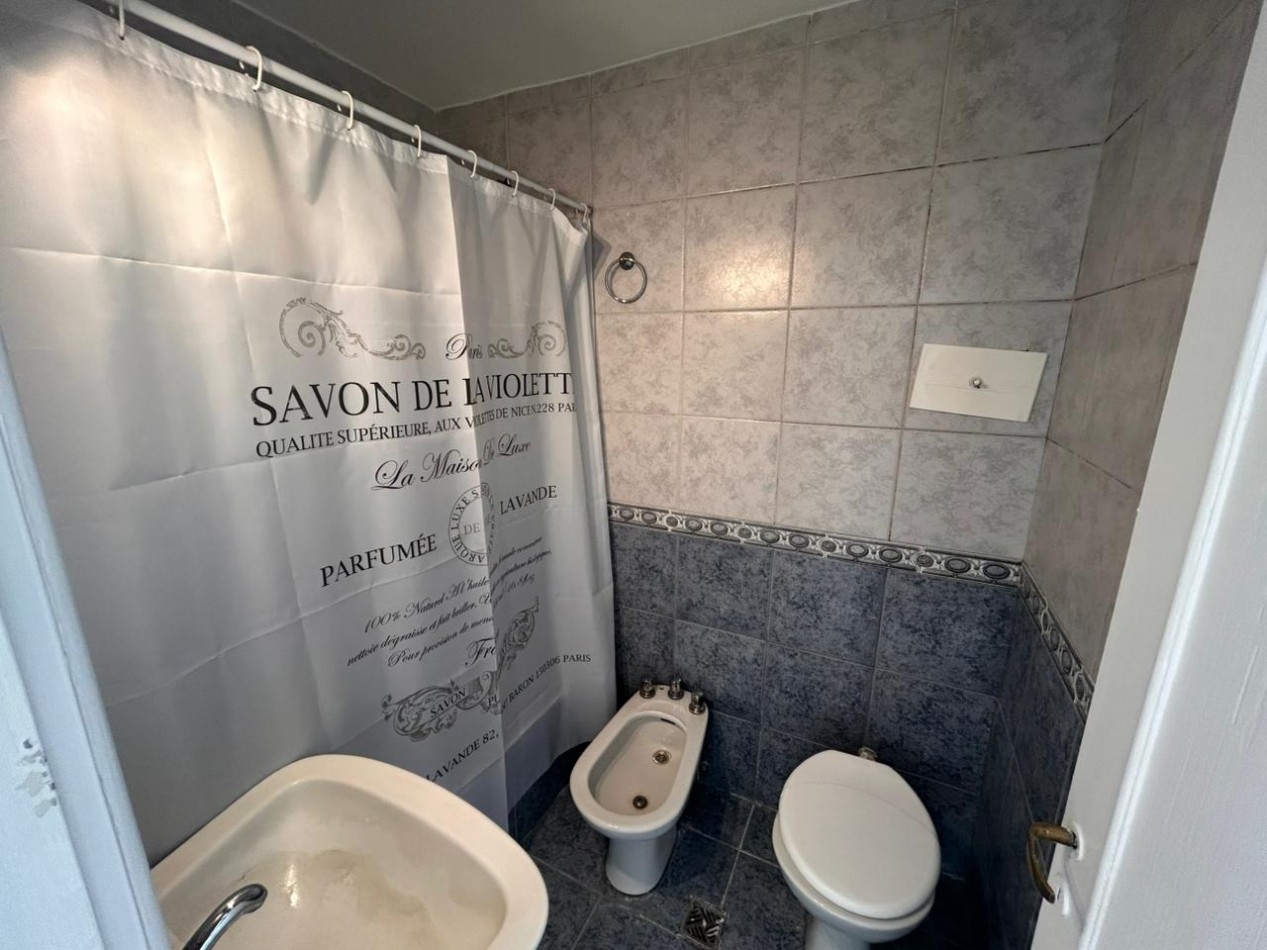 Departamento un ambiente a la calle con balcon salinte. Estado original. Zona: Centro