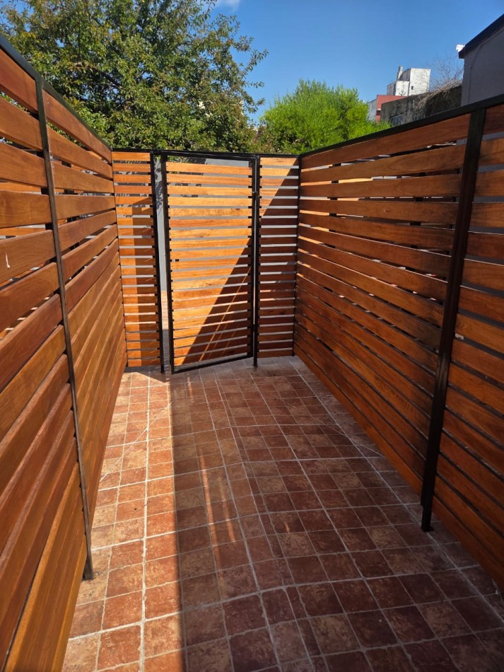 P.H. dosa mabientes al frente con patio.Reciclado. Zona: Don Bosco