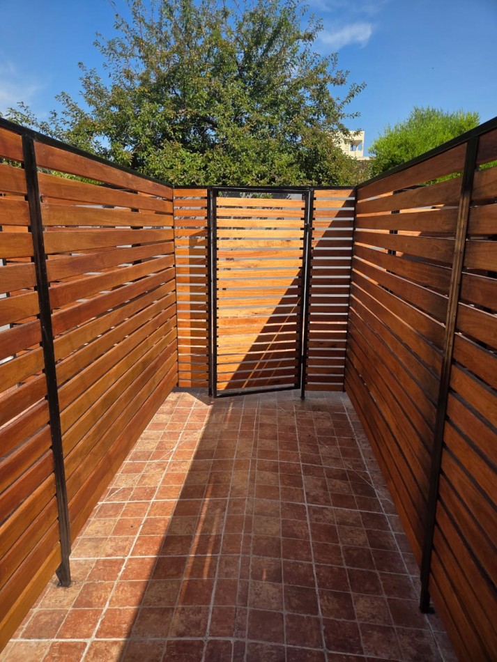 P.H. dosa mabientes al frente con patio.Reciclado. Zona: Don Bosco