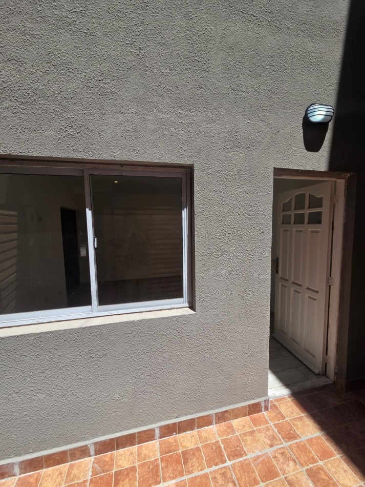 P.H dos ambientes a Estrenar en PB al contrafrente con dos patios. Zona: Villa Primera