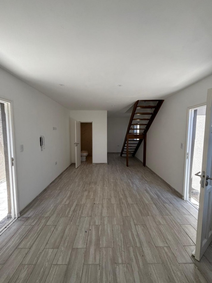 Duplex tres ambientes al contrafrente con patio. Recciclado. Zona Villa Primera