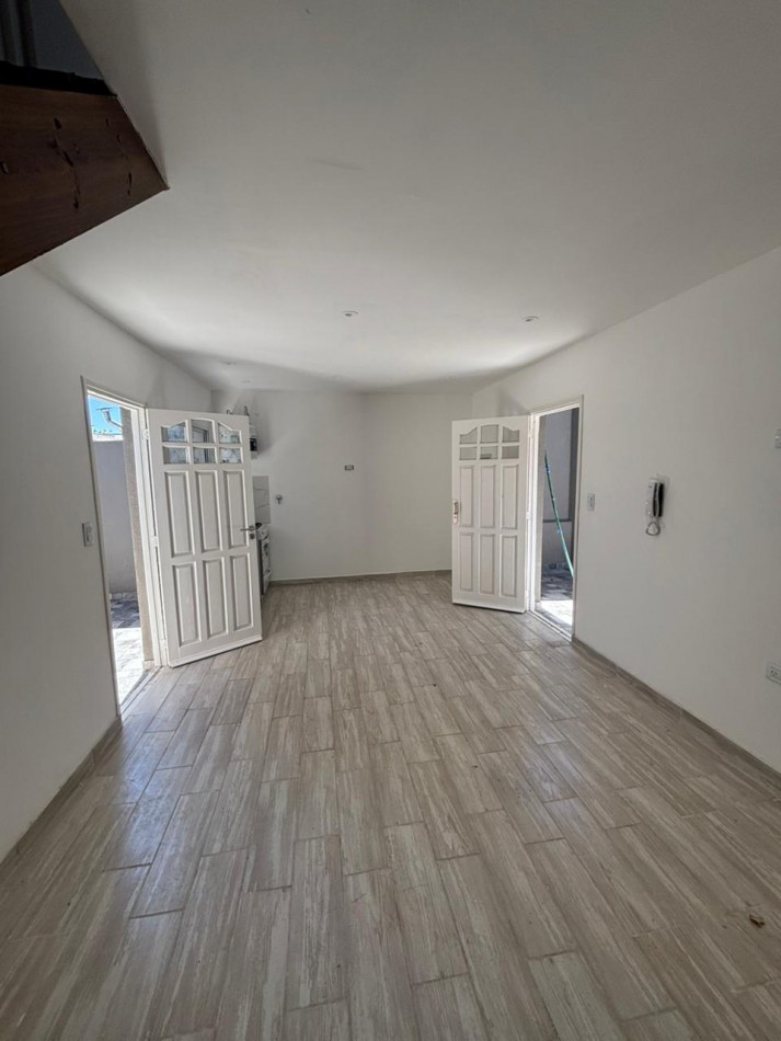 Duplex tres ambientes al contrafrente con patio. Recciclado. Zona Villa Primera