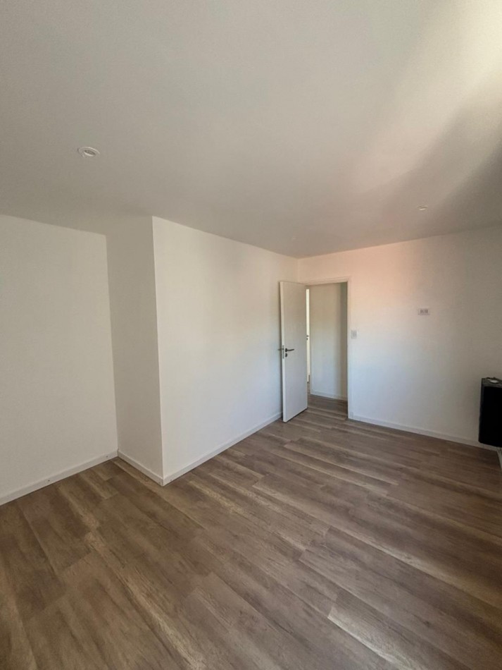 Duplex tres ambientes al contrafrente con patio. Recciclado. Zona Villa Primera