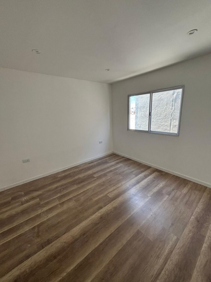 Duplex tres ambientes al contrafrente con patio. Recciclado. Zona Villa Primera