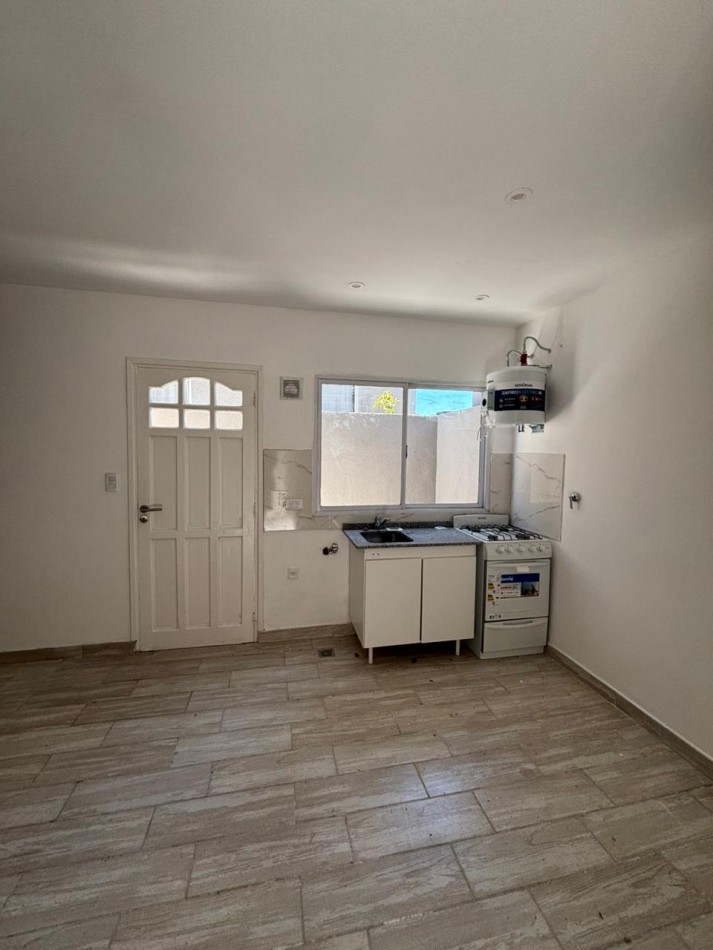 Duplex tres ambientes al contrafrente con patio. Recciclado. Zona Villa Primera