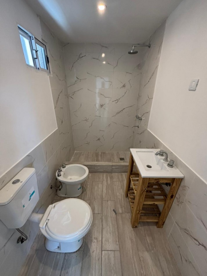 Duplex tres ambientes al contrafrente con patio. Recciclado. Zona Villa Primera