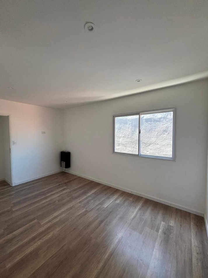 Duplex tres ambientes al contrafrente con patio. Recciclado. Zona Villa Primera