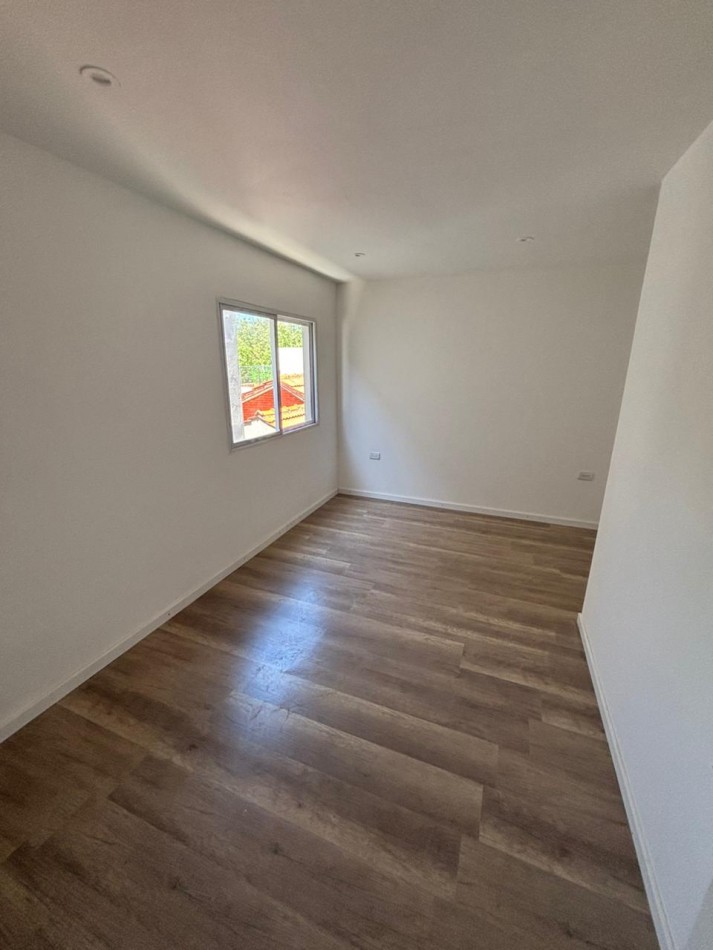 Duplex tres ambientes al contrafrente con patio. Recciclado. Zona Villa Primera