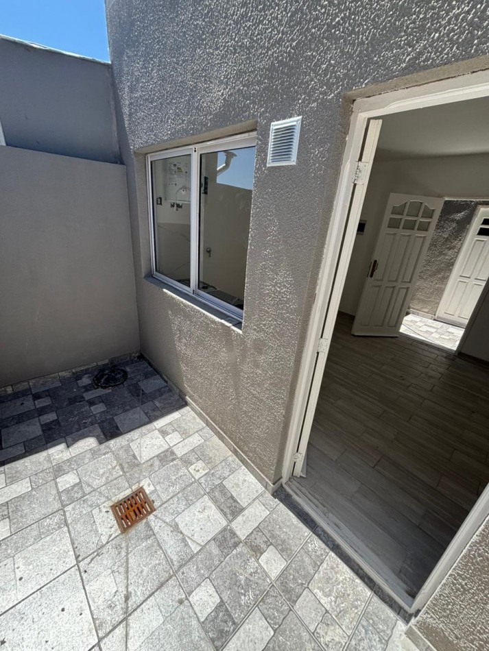 Duplex tres ambientes al contrafrente con patio. Recciclado. Zona Villa Primera