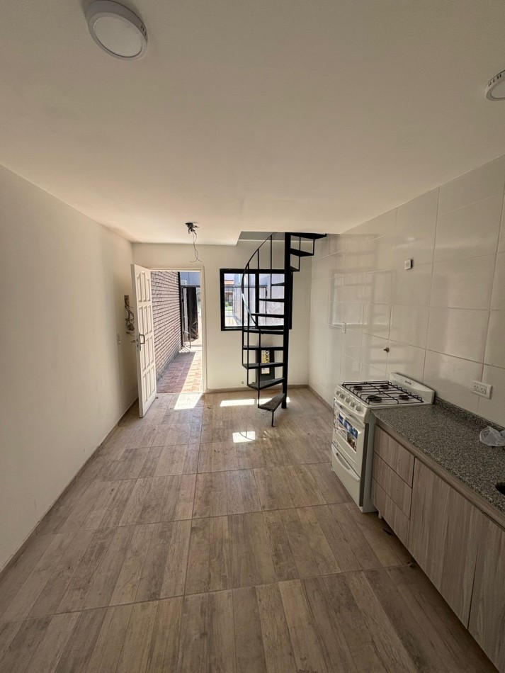 Duplex doos ambientes con espacio de cochera. Reciclado. Zona: Don Bosco