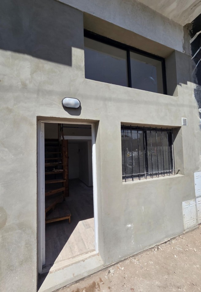 Duplex de dos ambientes a la calle con patio. Reciclado. Zona: Don Bosco