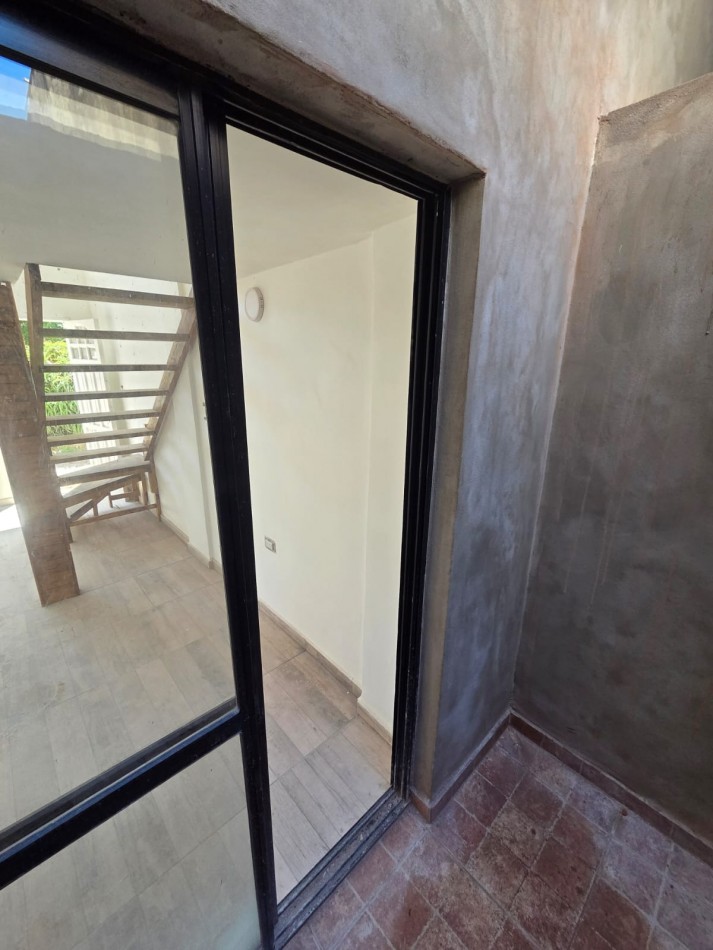 Duplex de dos ambientes a la calle con patio. Reciclado. Zona: Don Bosco