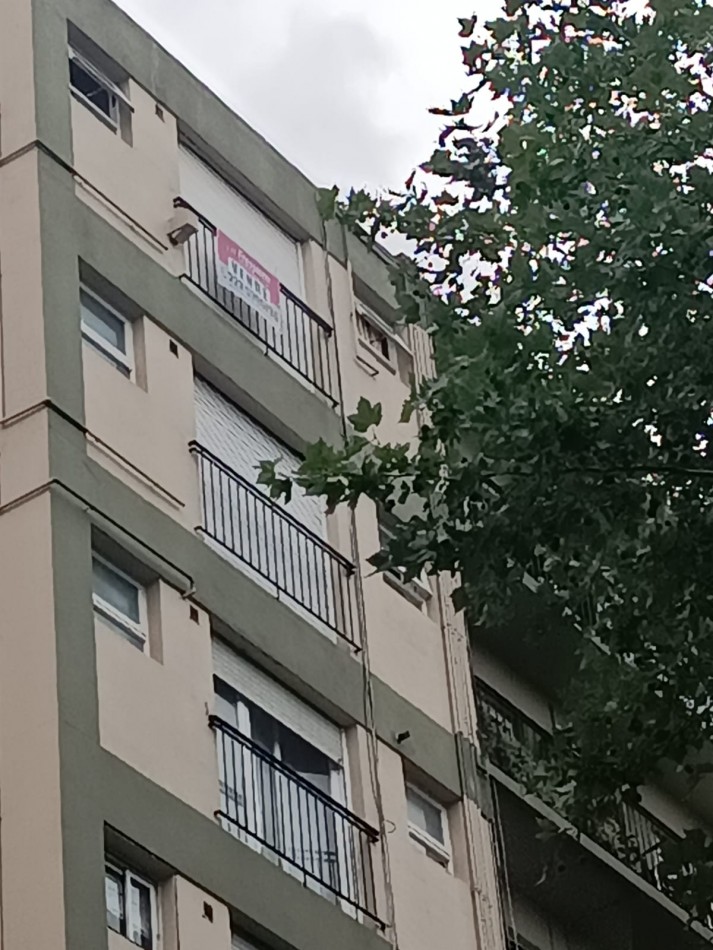 Depatemento una ambiente a la calle con espacio de cochera. Muy buen estado. Macrocentro