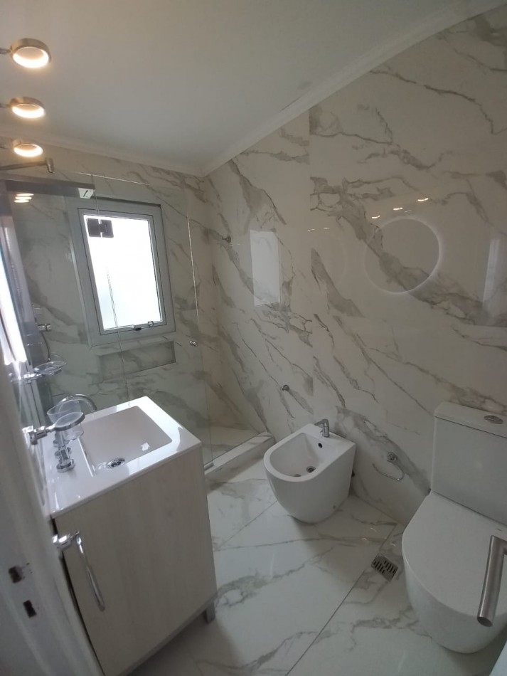 Deartamento dos ambientes a la calle. Reciclado y amoblado