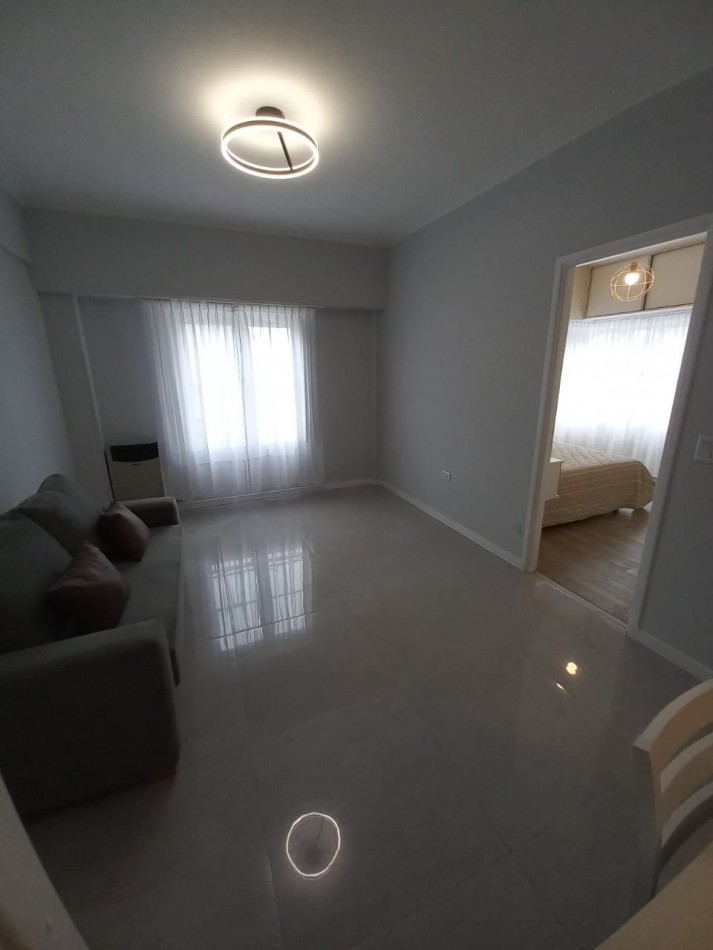 Deartamento dos ambientes a la calle. Reciclado y amoblado