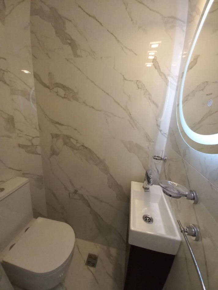 Deartamento dos ambientes a la calle. Reciclado y amoblado