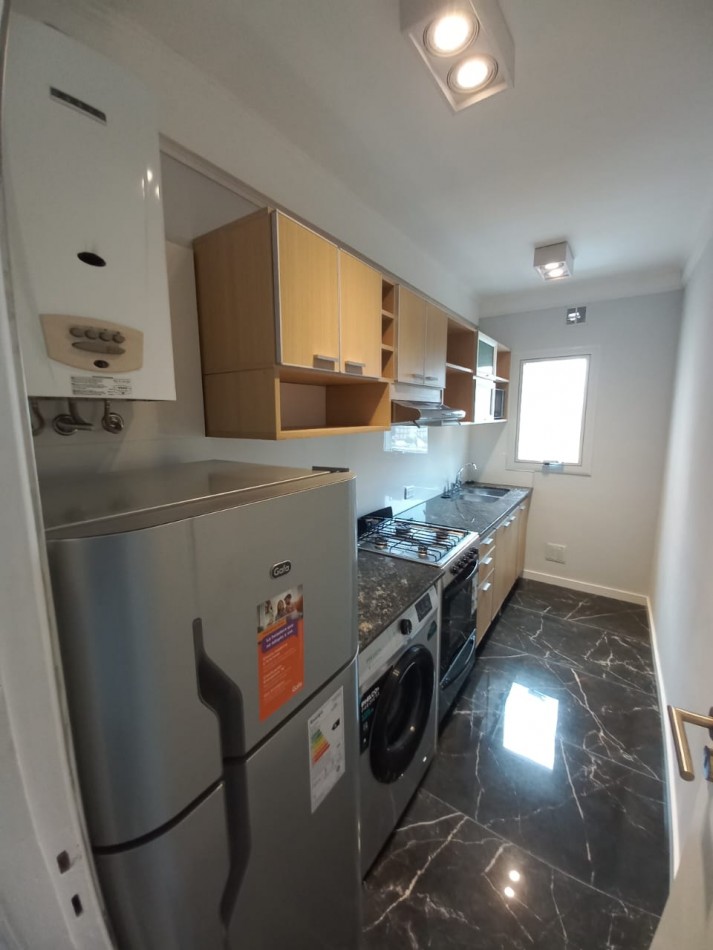 Deartamento dos ambientes a la calle. Reciclado y amoblado