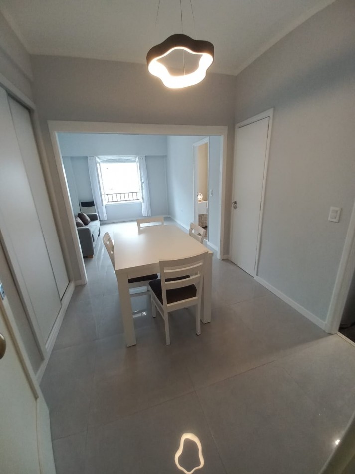 Deartamento dos ambientes a la calle. Reciclado y amoblado