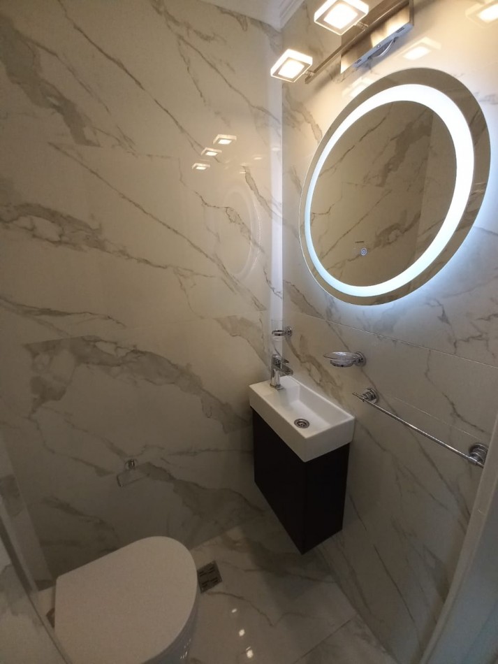 Deartamento dos ambientes a la calle. Reciclado y amoblado