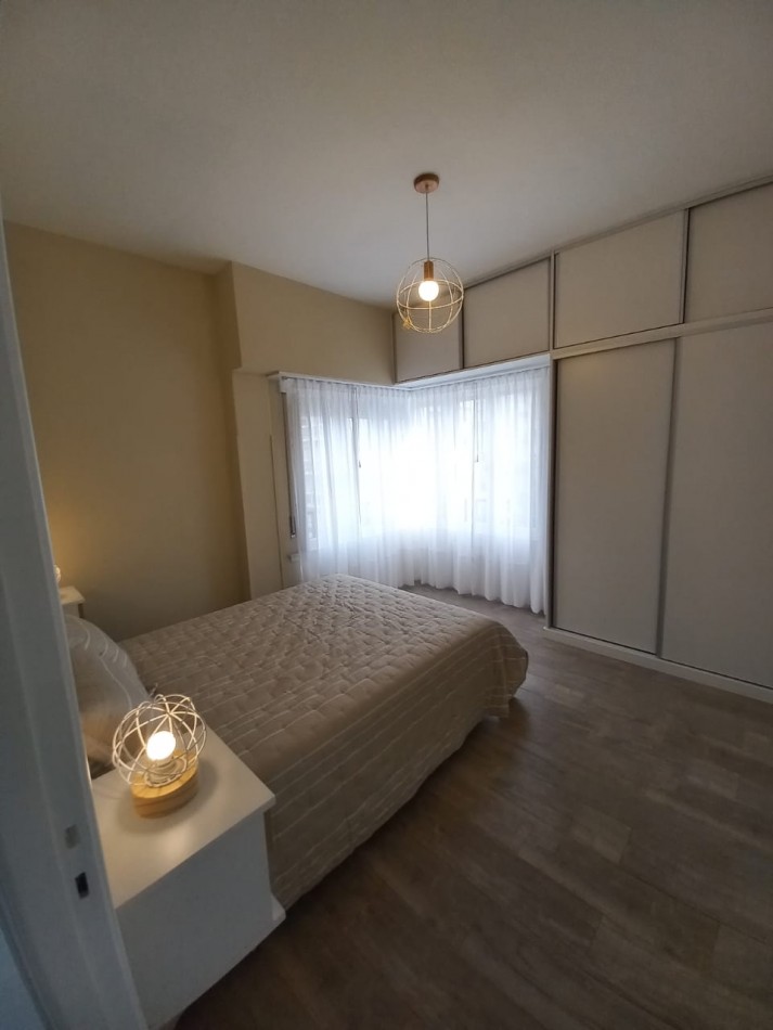 Deartamento dos ambientes a la calle. Reciclado y amoblado