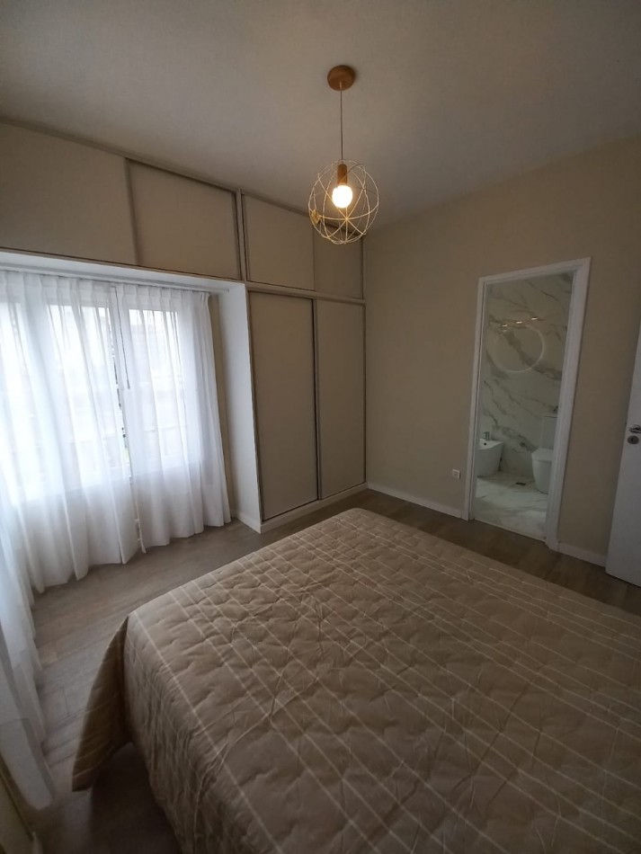 Deartamento dos ambientes a la calle. Reciclado y amoblado