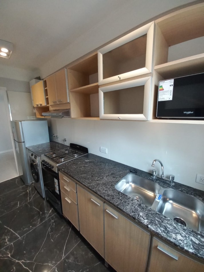 Deartamento dos ambientes a la calle. Reciclado y amoblado