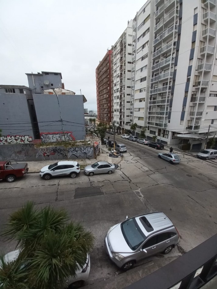 Deartamento dos ambientes a la calle. Reciclado y amoblado