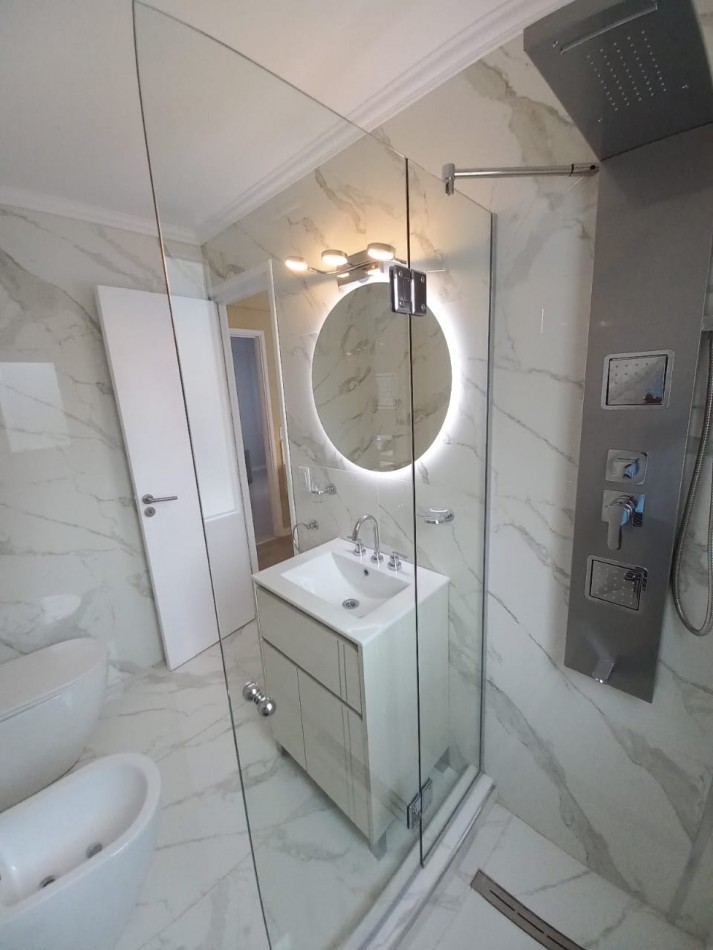 Deartamento dos ambientes a la calle. Reciclado y amoblado