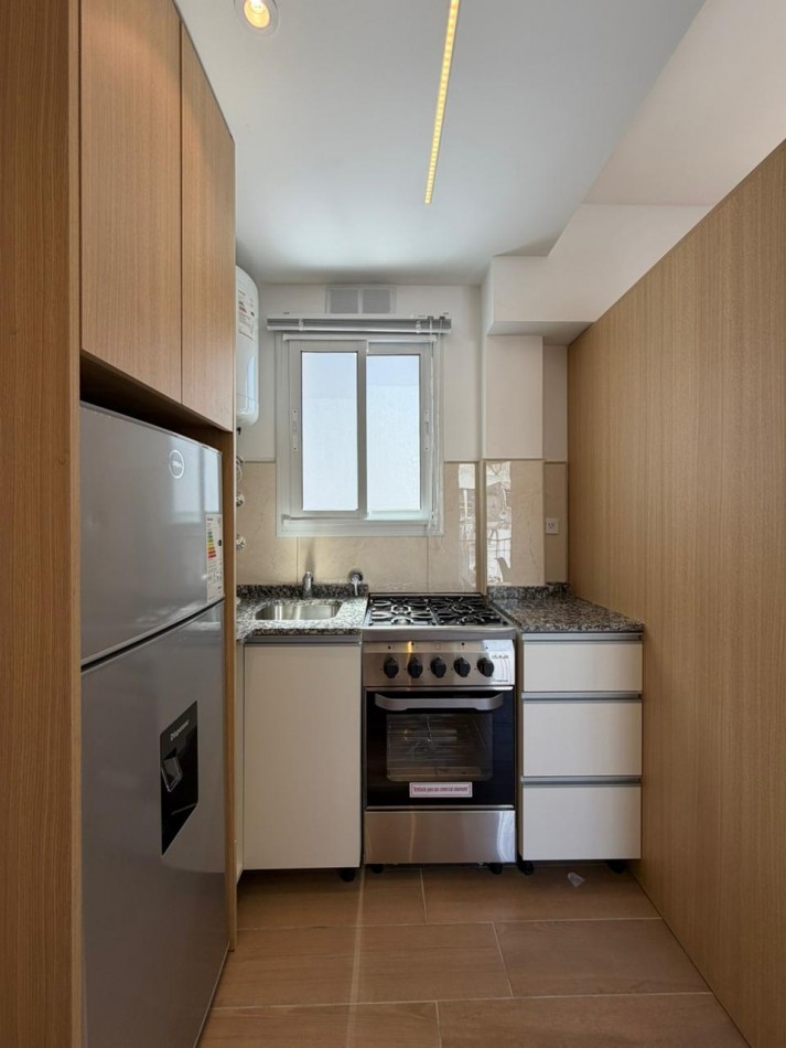 Departamento un ambiente a la aclle con balcon aterrazado. Reciclado y amoblado.