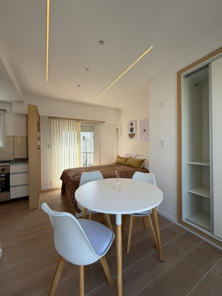 Departamento un ambiente a la aclle con balcon aterrazado. Reciclado y amoblado.