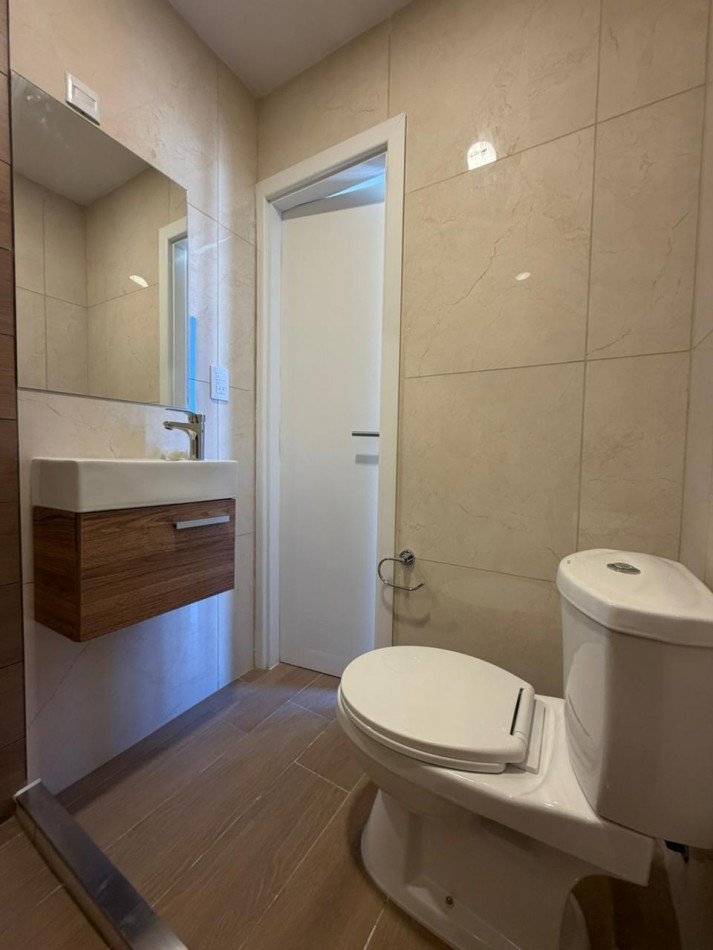 Departamento un ambiente a la aclle con balcon aterrazado. Reciclado y amoblado.