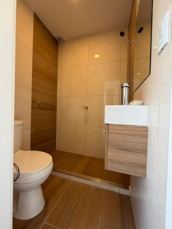 Departamento un ambiente a la aclle con balcon aterrazado. Reciclado y amoblado.