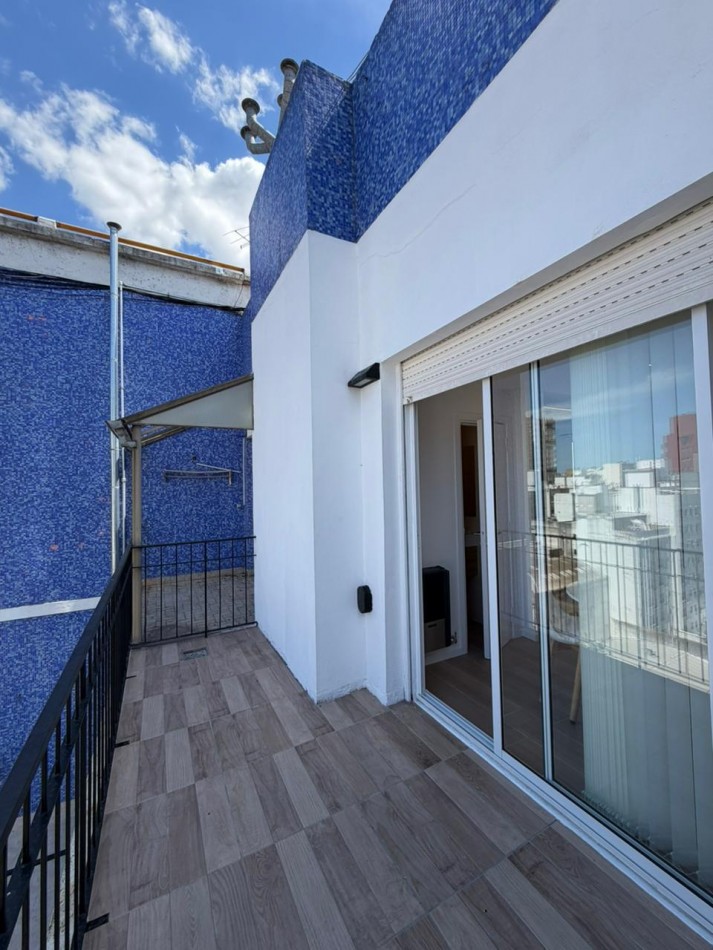 Departamento un ambiente a la aclle con balcon aterrazado. Reciclado y amoblado.