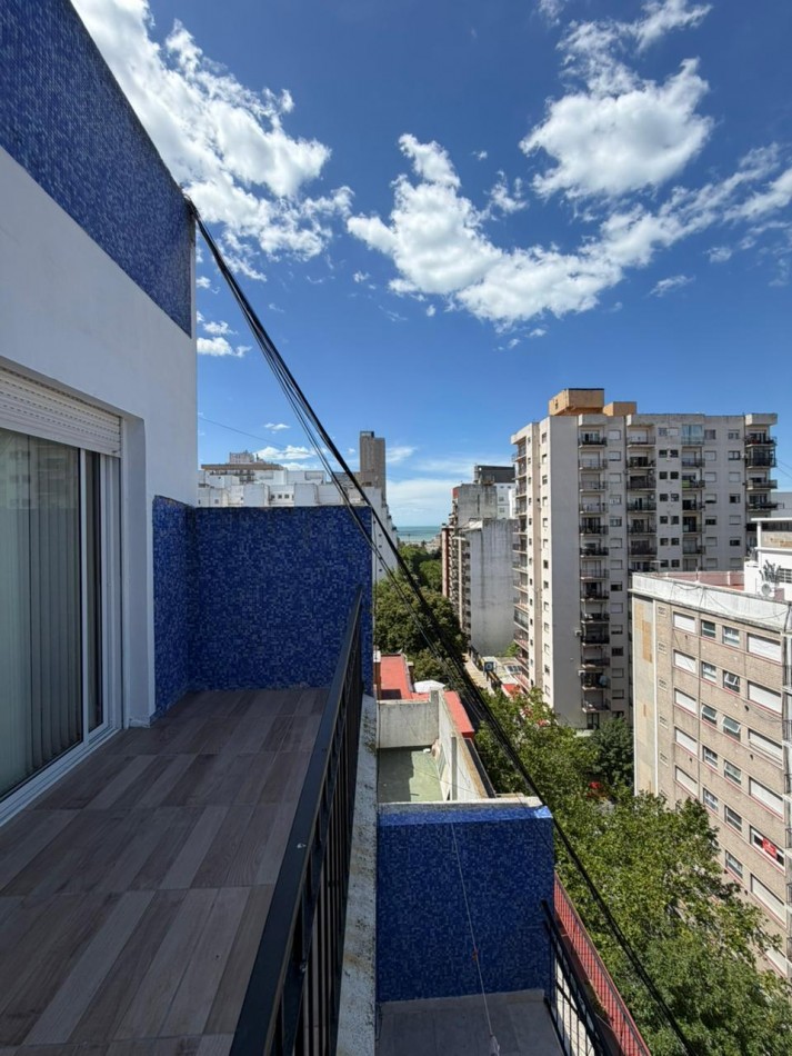 Departamento un ambiente a la aclle con balcon aterrazado. Reciclado y amoblado.