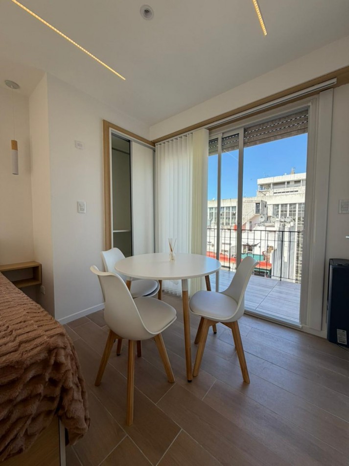 Departamento un ambiente a la aclle con balcon aterrazado. Reciclado y amoblado.