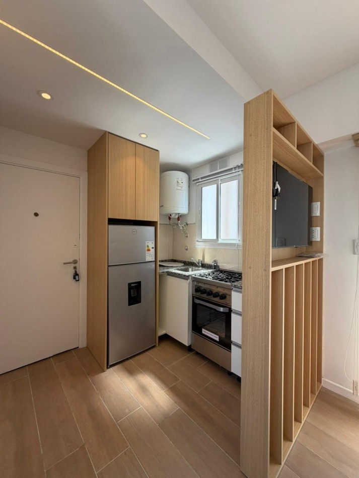 Departamento un ambiente a la aclle con balcon aterrazado. Reciclado y amoblado.