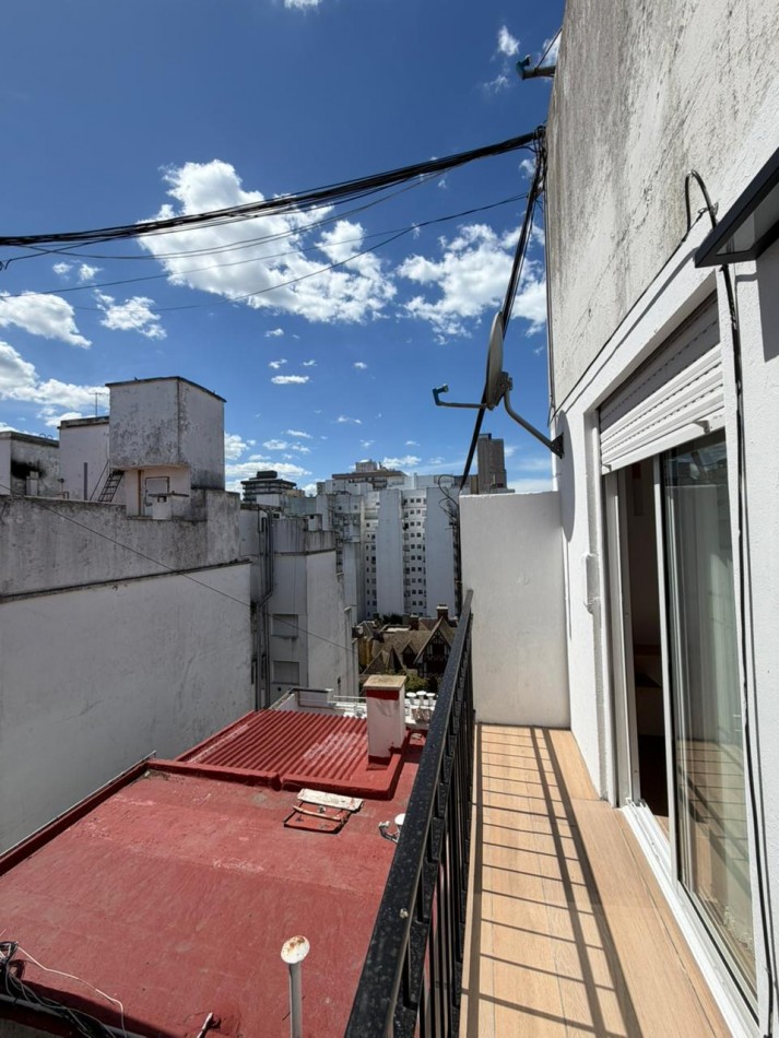 Departamento un ambiente a la aclle con balcon aterrazado. Reciclado y amoblado.